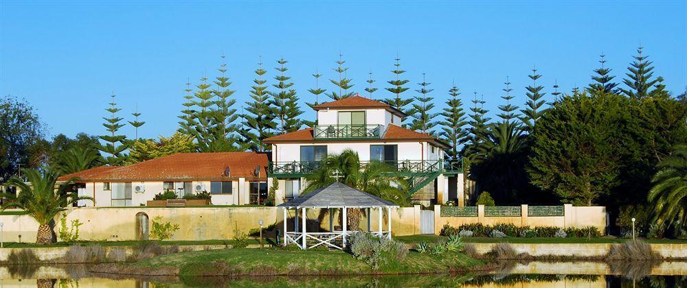 Martin Fields Beach Retreat Бъселтън Екстериор снимка