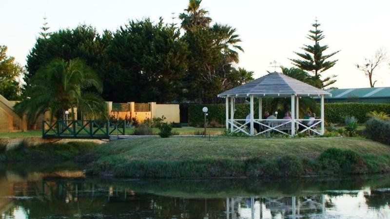 Martin Fields Beach Retreat Бъселтън Екстериор снимка